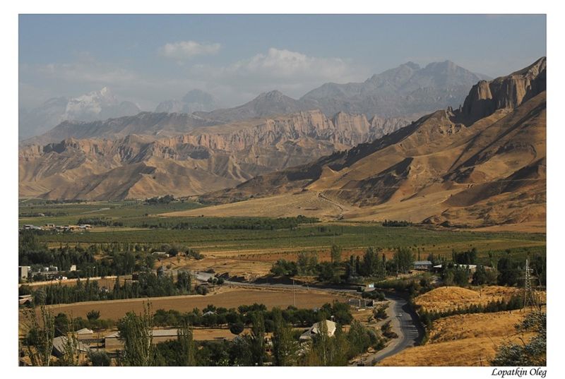 Кишлак лойоби гиссар. Гиссарская Долина Таджикистан. Горы в Гиссаре Таджикистан. Горы Таджикистан Пенджикент. Таджикистан город Гиссар кишлак.